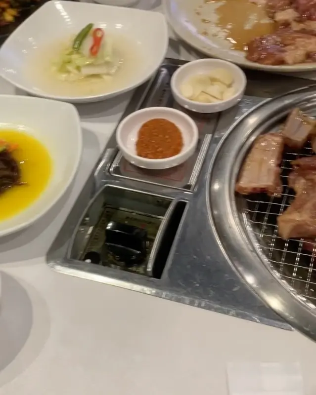 돼지갈비와 다양한 곁들임 메뉴