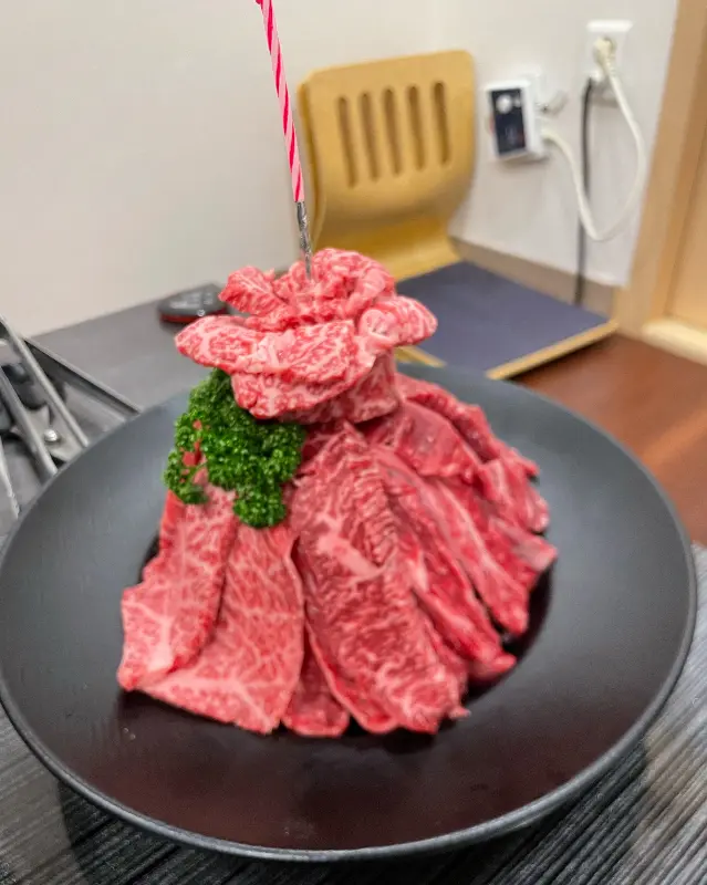 한우 케이크와 촛불