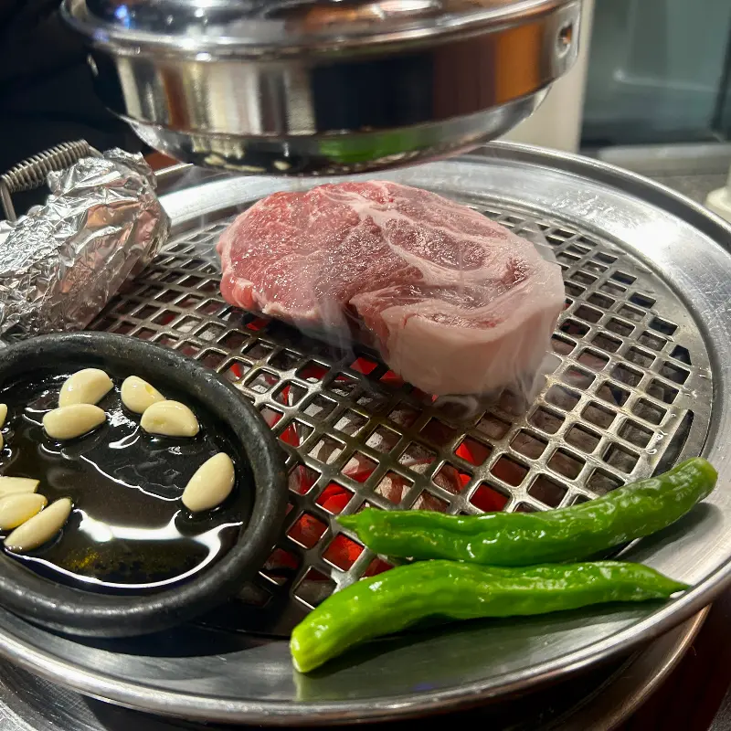 불판 위 고기와 마늘, 꽈리고추