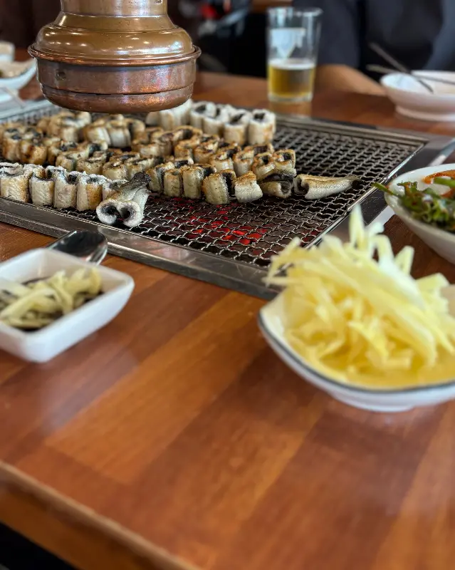 숯불 위에서 노릇하게 구워지는 장어