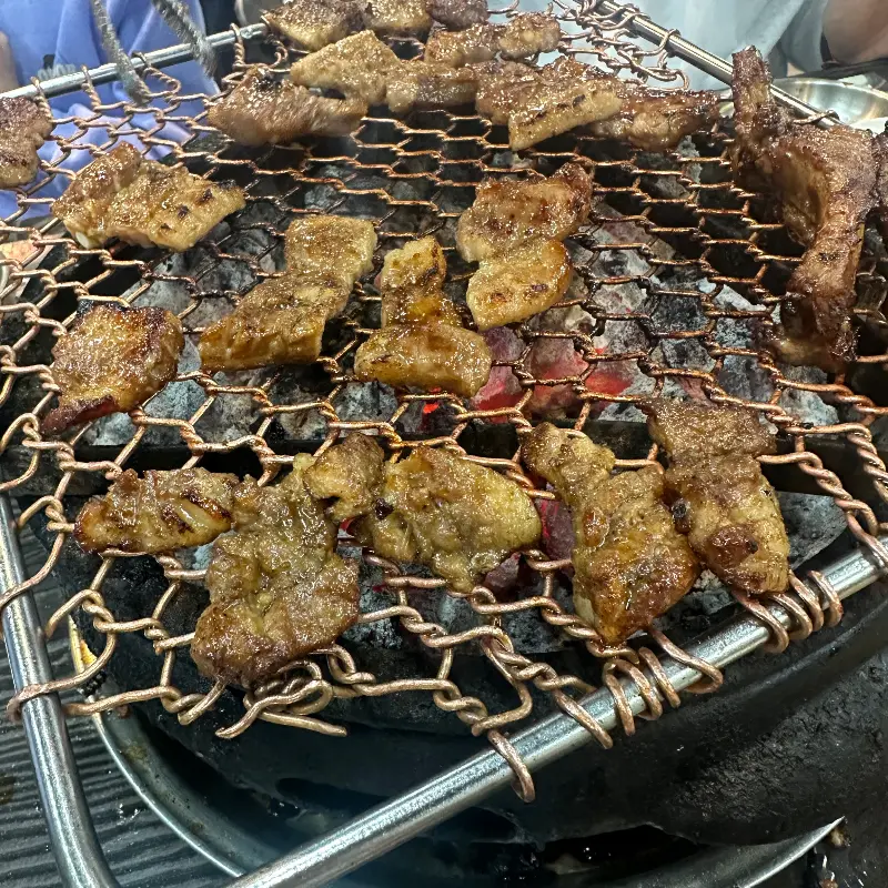 숯불 위에서 익어가는 돼지갈비