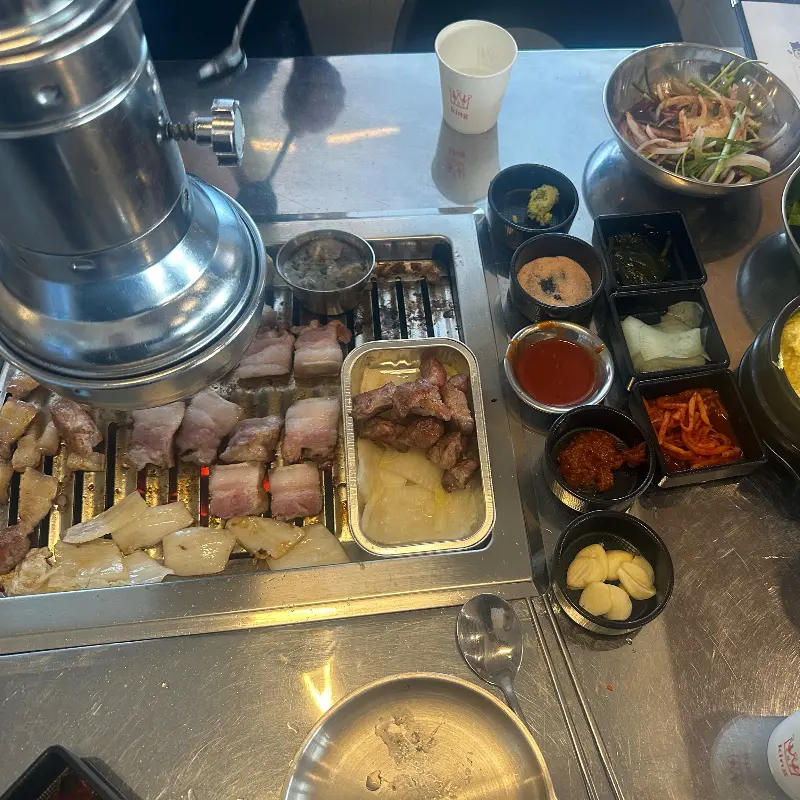 숯불 위에서 익어가는 흑돼지