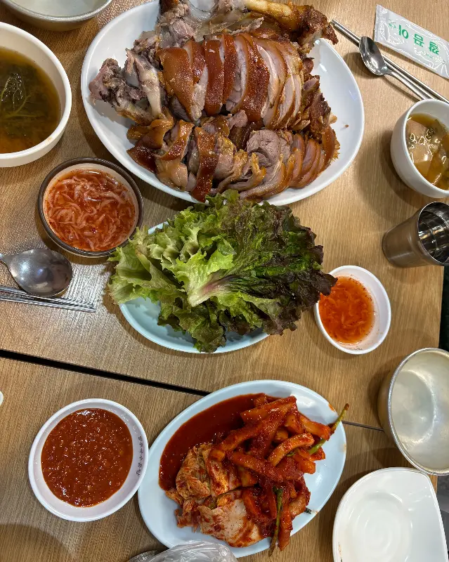 윤기가 흐르는 족발과 막국수