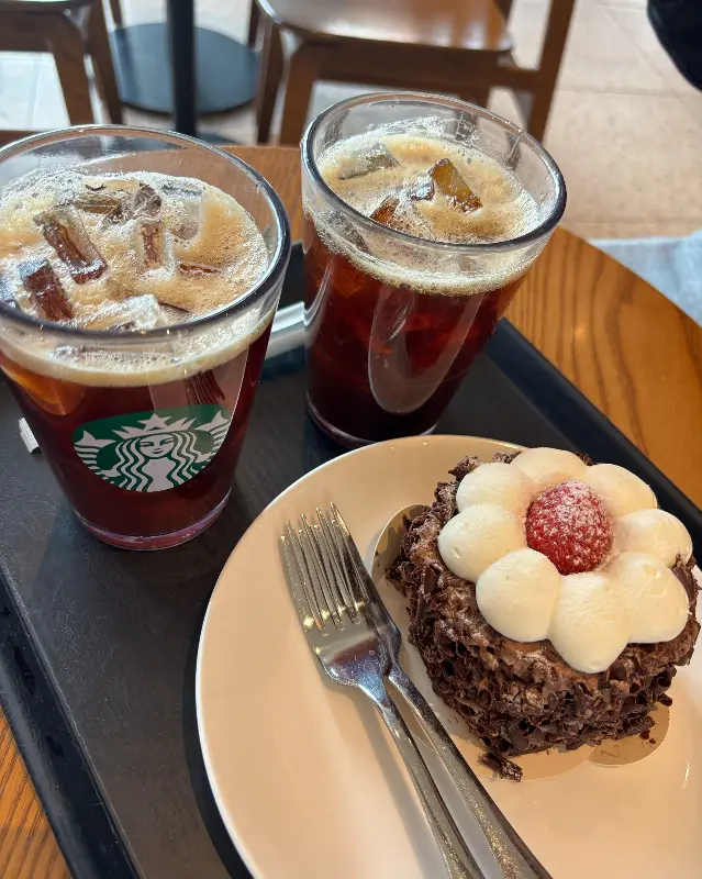 아이스 아메리카노와 케이크