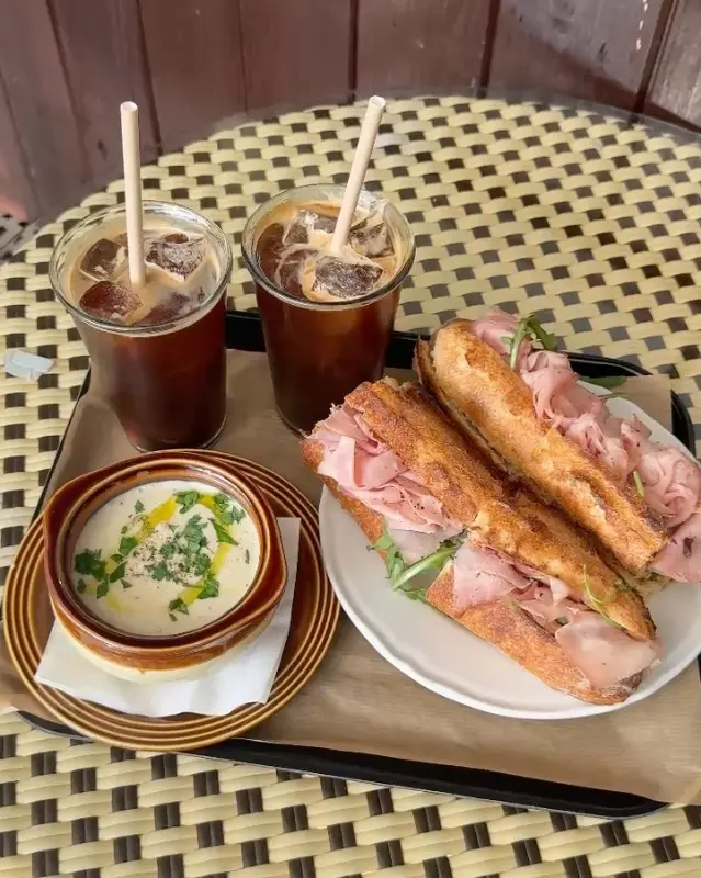 살구 잠봉뵈르와 커피