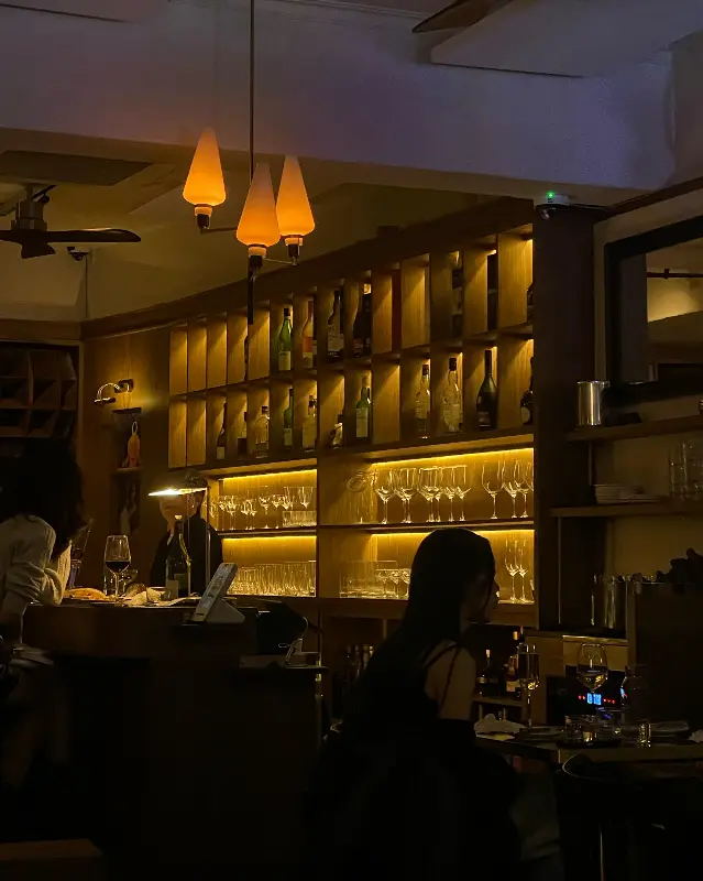 다양한 와인과 잔들이 진열된 바