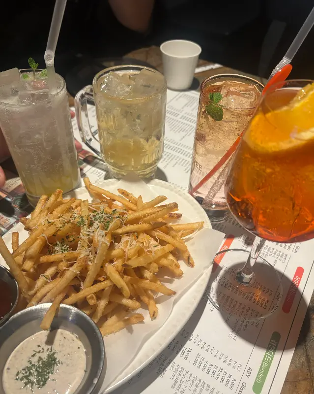 하이볼과 감자튀김