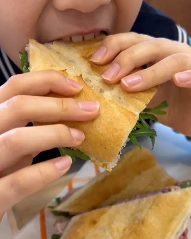 샌드위치를 맛있게 먹는 모습