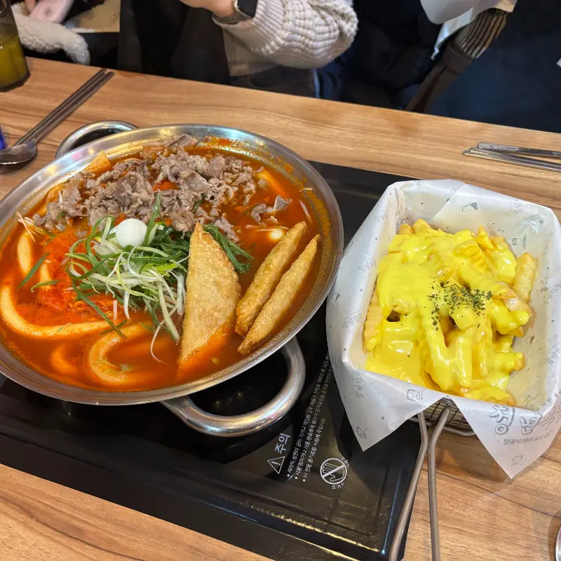 버터갈릭 소스가 듬뿍 뿌려진 먹음직스러운 감자튀김