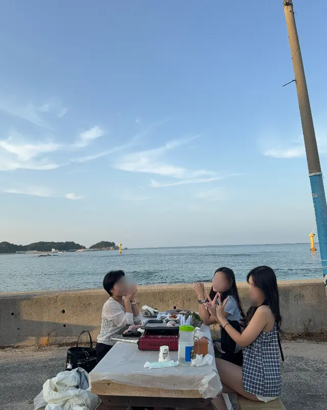 바다를 배경으로 즐기는 삼겹살 파티
