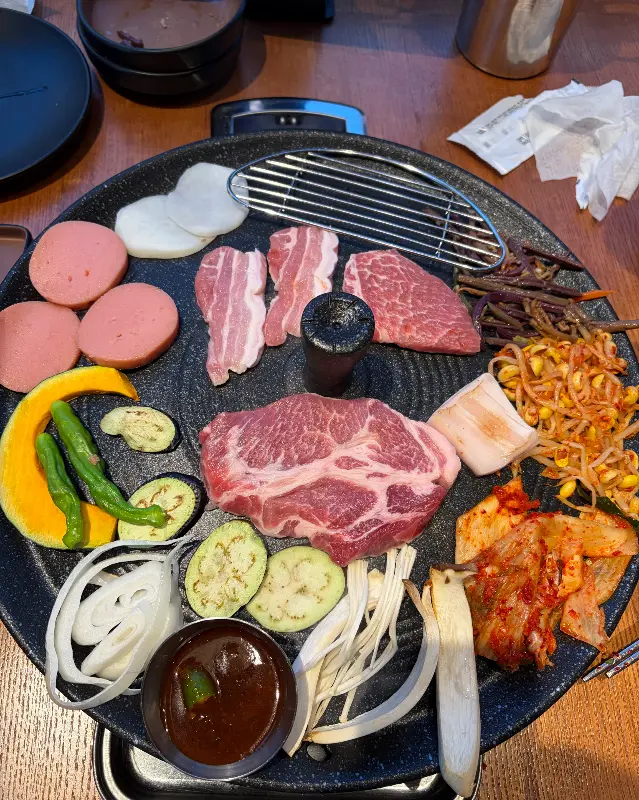 샐러드바에서 가져온 다양한 채소