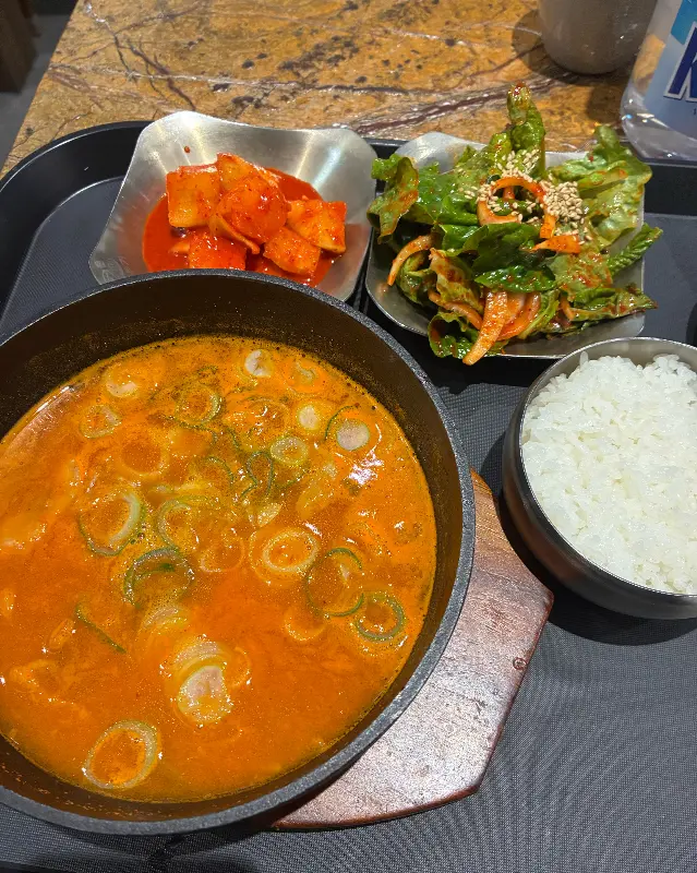 쟁반에 담겨져 나오는 설렁탕, 깍두기, 겉절이, 밥