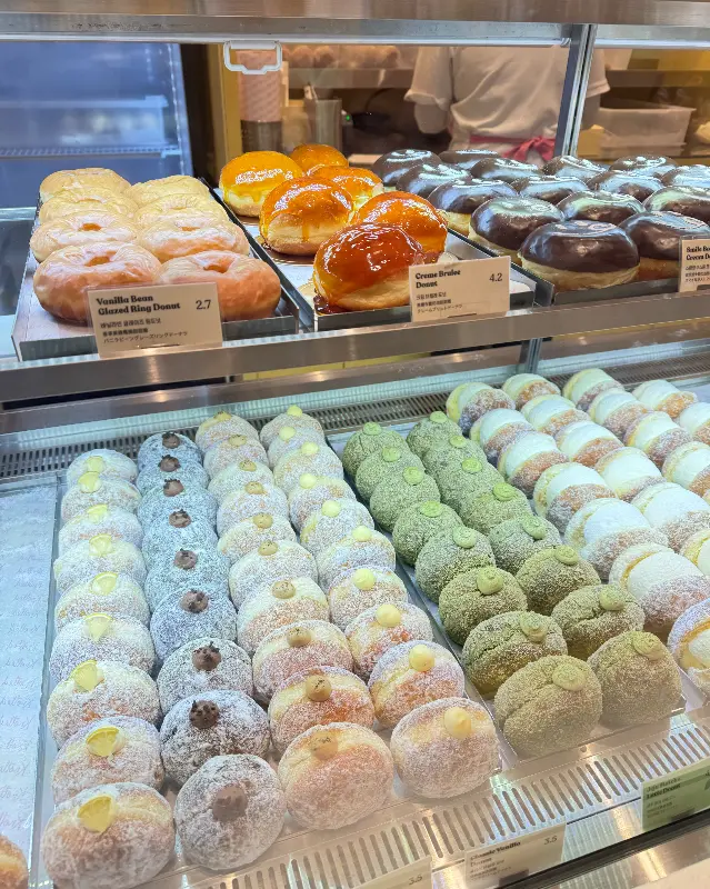 다양한 종류의 도넛이 진열된 쇼케이스