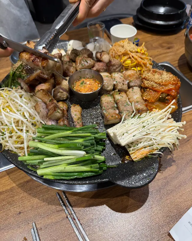 고기를 자르는 모습