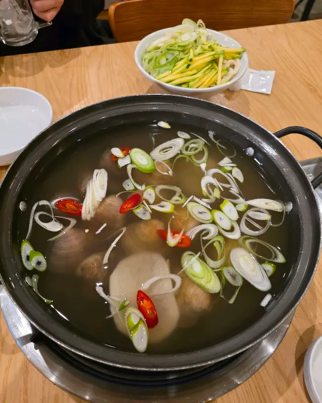 샤브샤브에 넣어 먹을 수 있게 채소가 셋팅된 모습