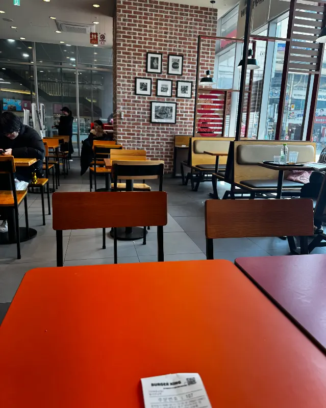 따뜻한 햇살이 들어오는 창가 좌석