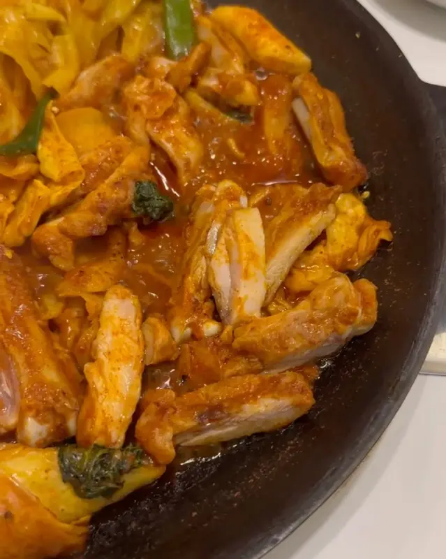윤기가 흐르는 닭갈비