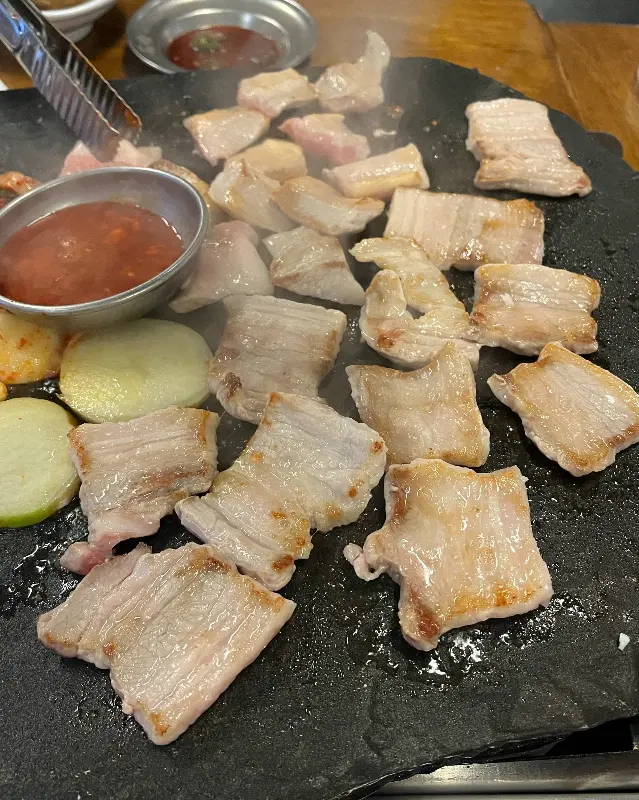 잘 구워진 삼겹살