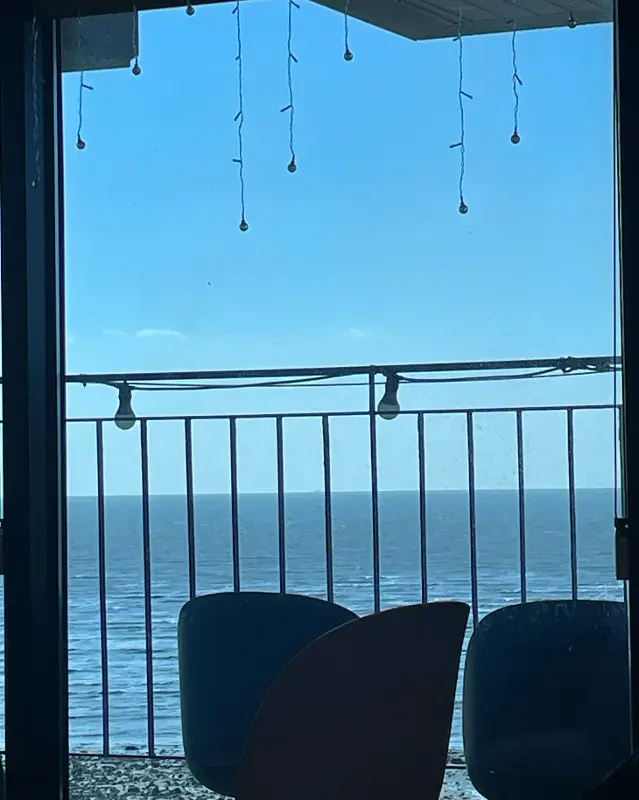 카페에서 바라본 바다 풍경