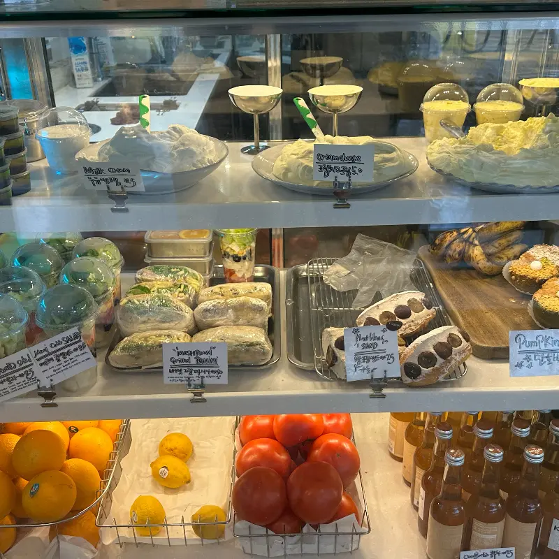 다양한 빵과 음료를 판매하는 쇼케이스