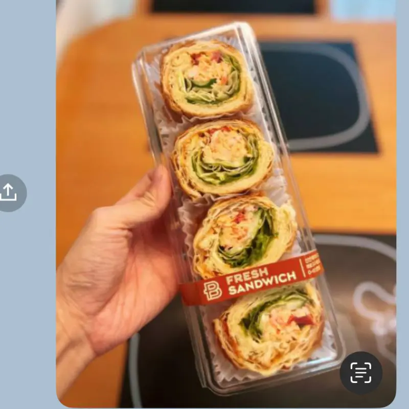 칠리 크랩 샌드위치의 단면을 보여주는 사진