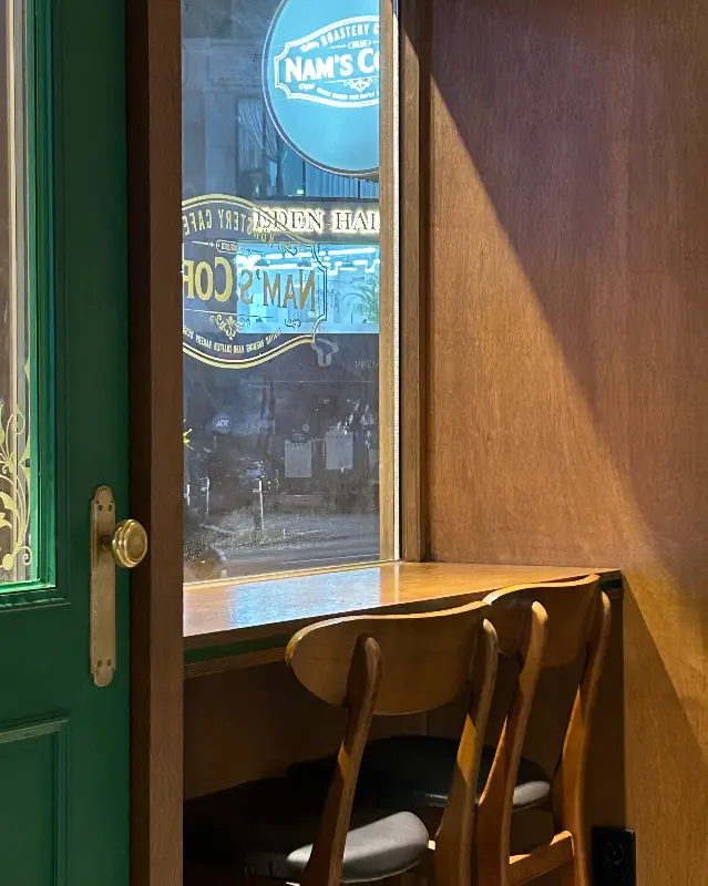 창밖으로 보이는 카페 간판