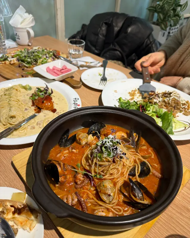 테이블 위에 놓인 여러 음식들