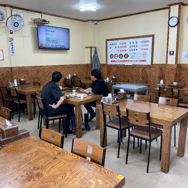 테이블이 넉넉하게 준비된 식당 내부