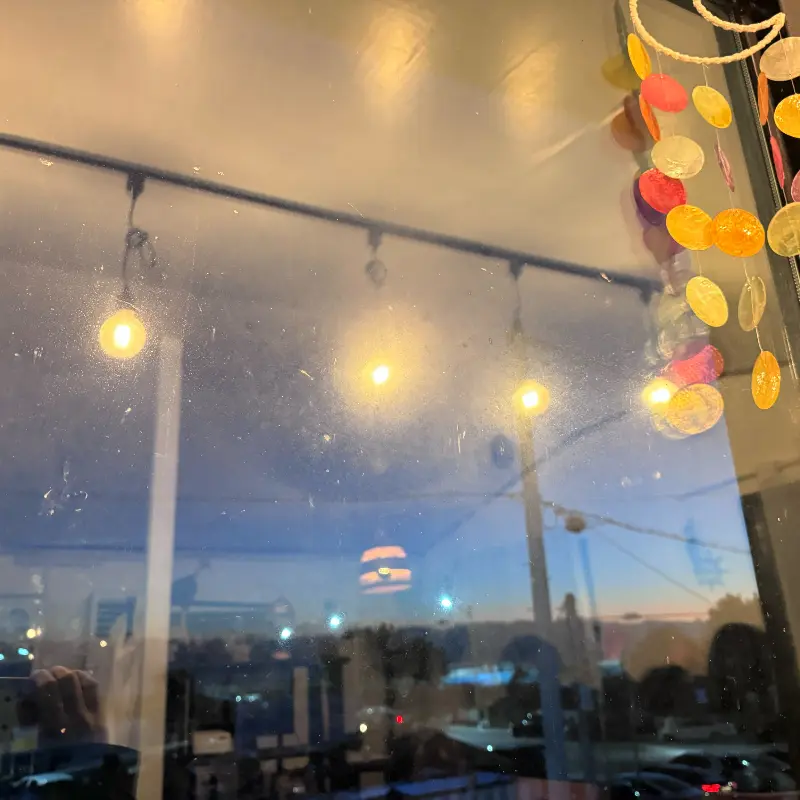 가게 창가에 매달린 조개껍데기 모빌