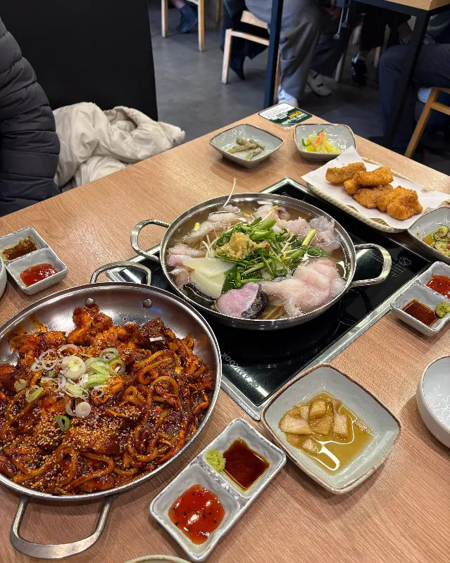 테이블 가득 차려진 아구불고기 세트 메뉴