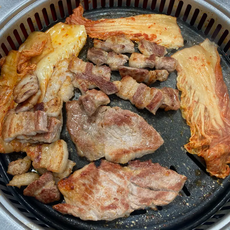 노릇하게 구워진 삼겹살