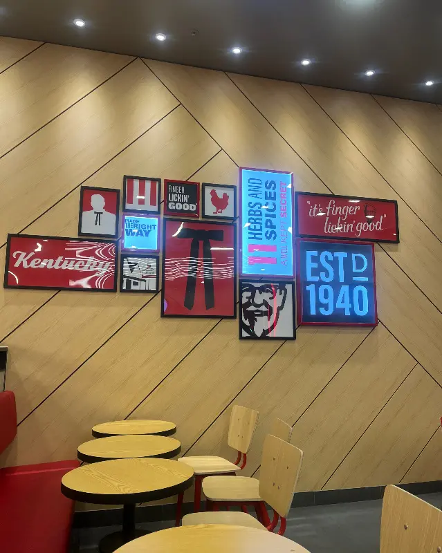 KFC 매장 내부 인테리어