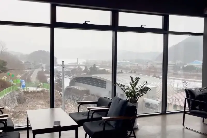 통창으로 보이는 아름다운 뷰