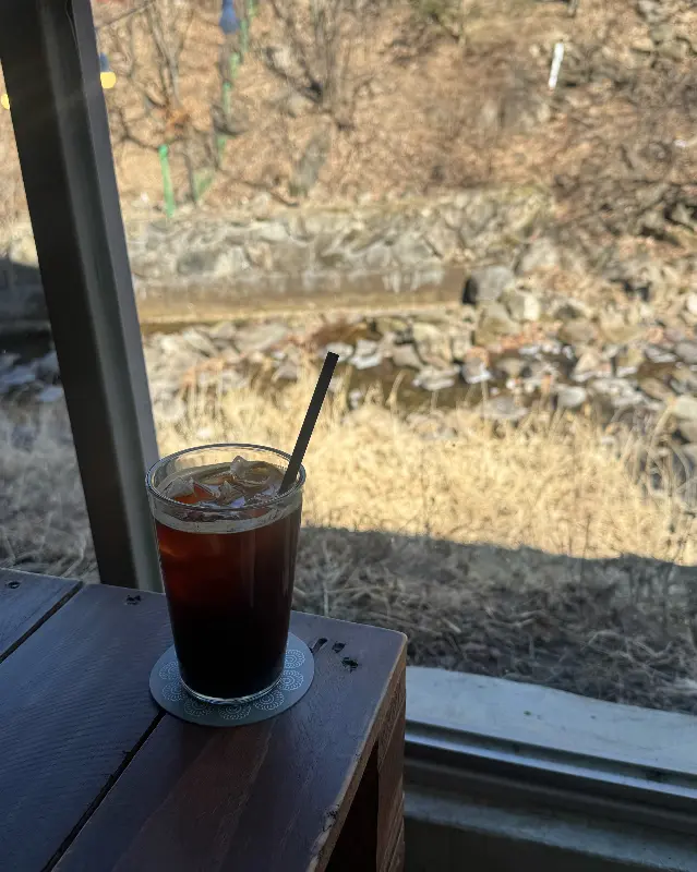 창밖으로 보이는 계곡 뷰