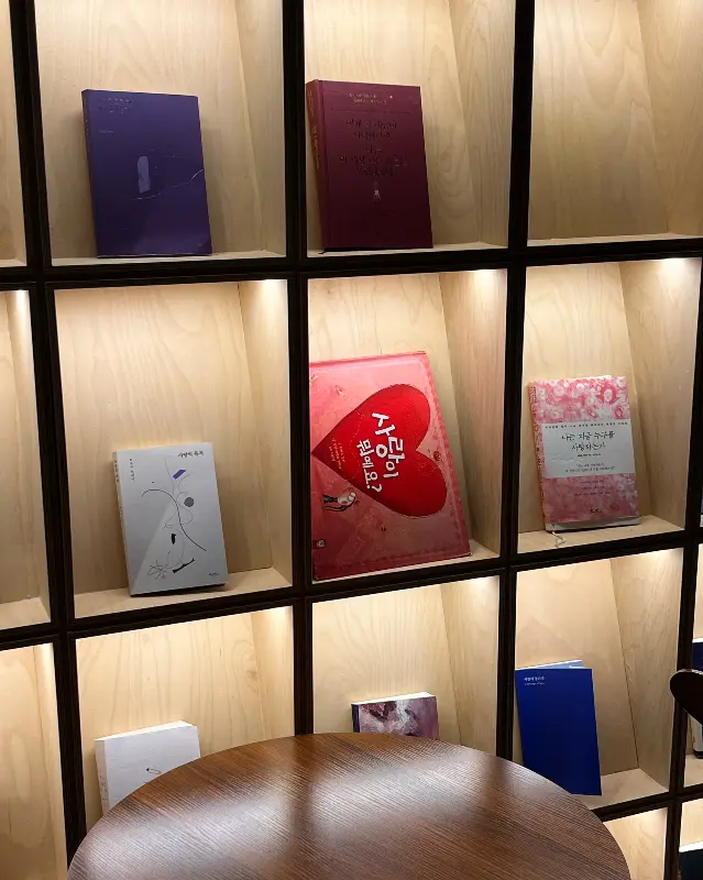 책이 비치된 공간