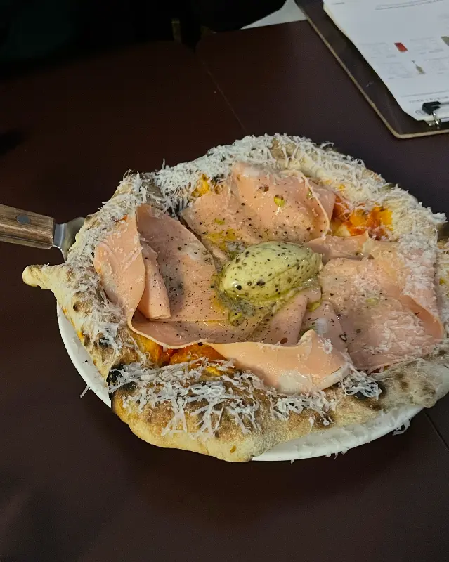 모르타델라 햄이 올라간 콤피의 시그니처 피자