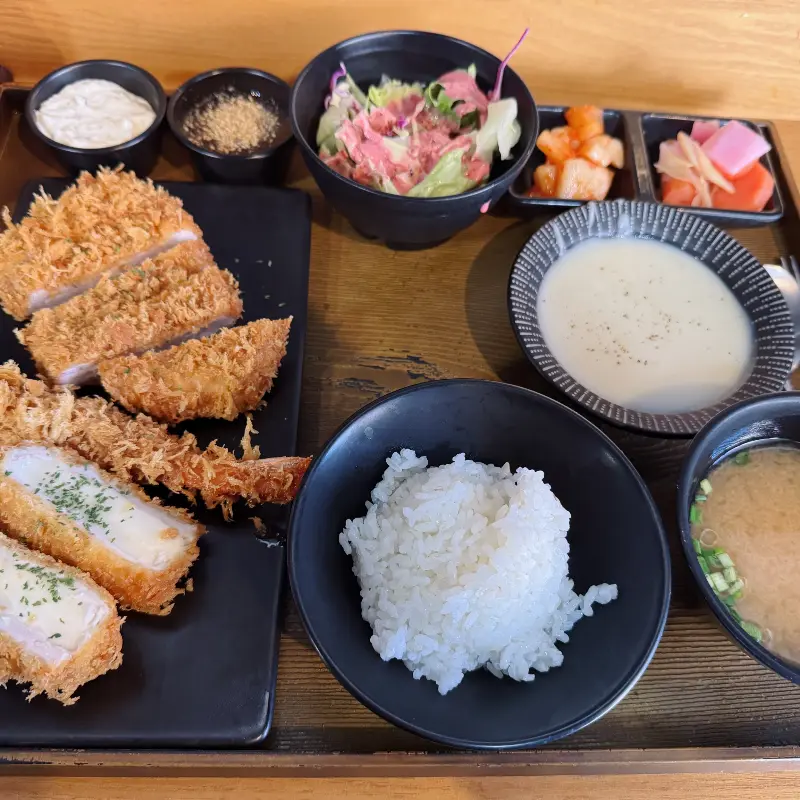 다양한 소스와 곁들임 메뉴