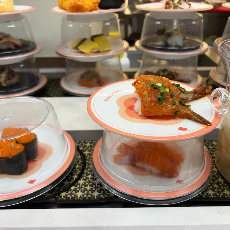 다양한 초밥이 레일 위를 지나가는 모습