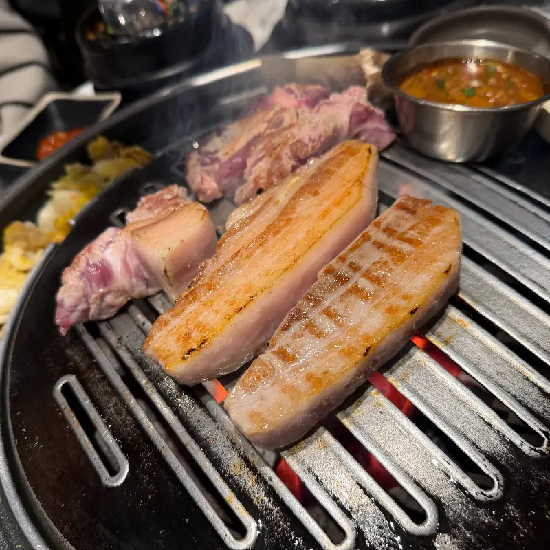 숙성도 뼈등심 굽는 모습