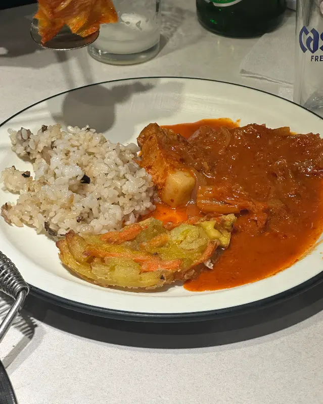 강된장 비빔밥과 튀김 등 다양한 샐러드바 메뉴