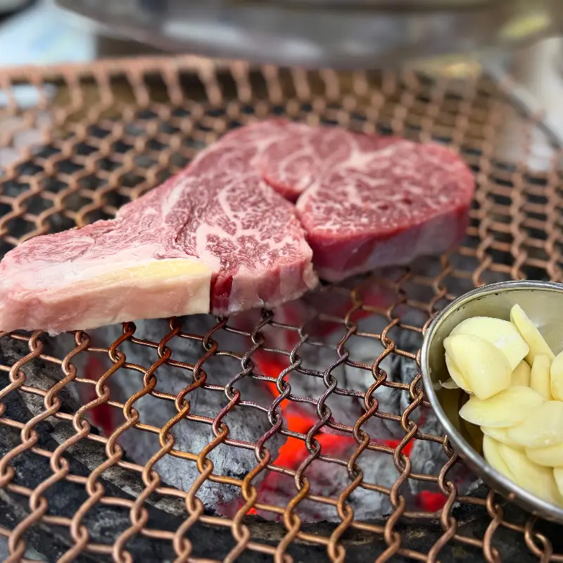 숯불 위에 구워지는 등심