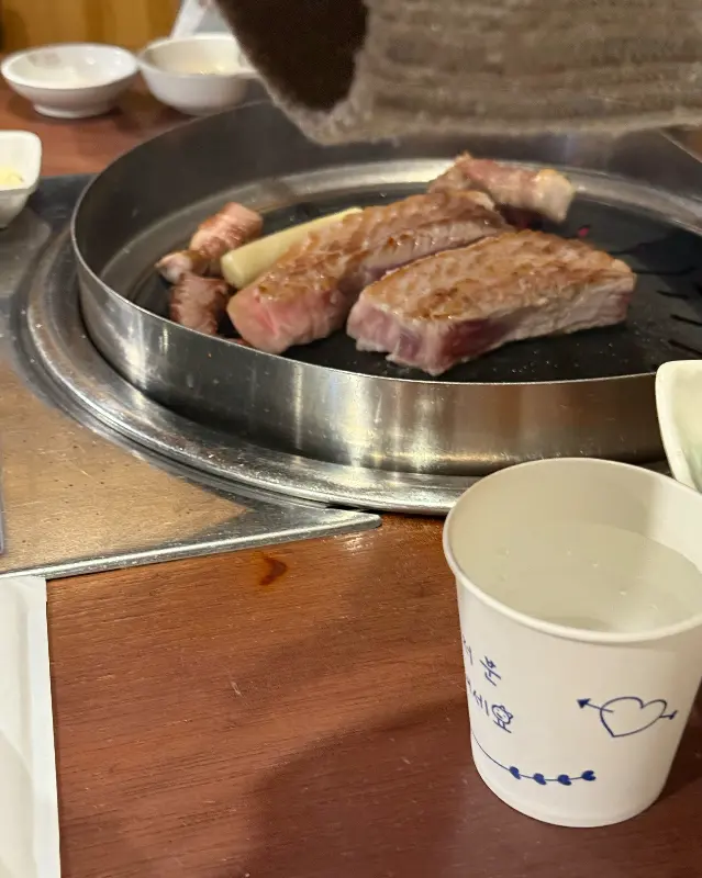 고굽남 죽전점 삼겹살과 물컵