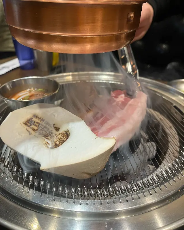 숯불 위에서 구워지는 삼겹살