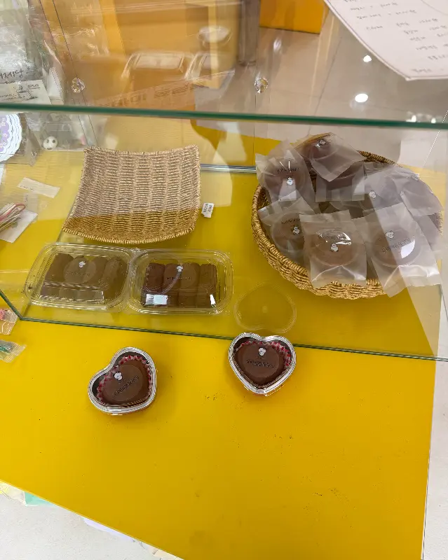 다양한 디저트 진열 모습