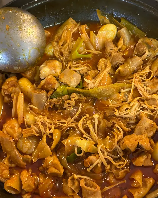 곱창, 닭, 팽이버섯 등이 어우러진 곱도리탕