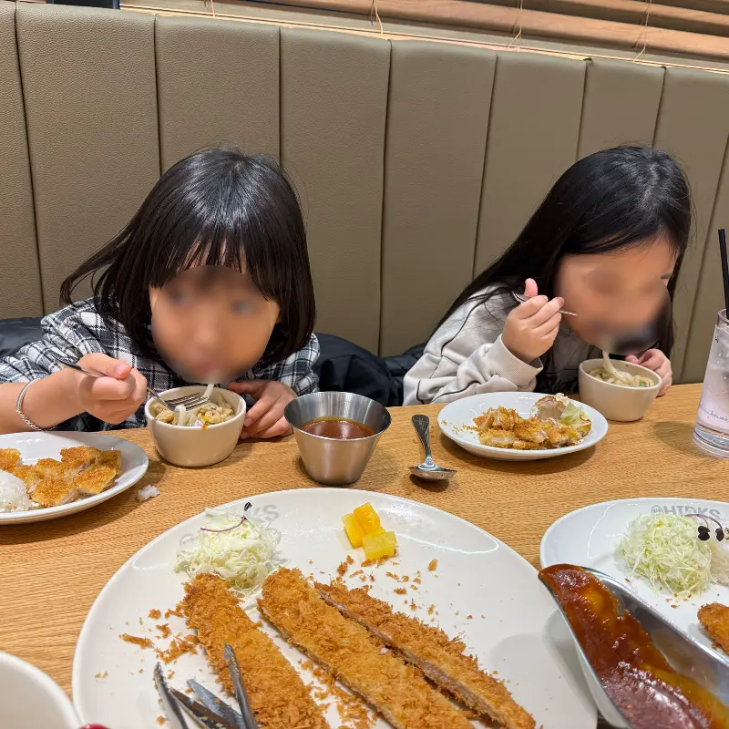 아이들이 맛있게 먹는 모습