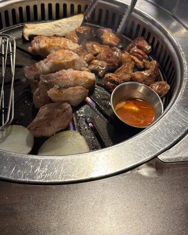김치와 두부가 듬뿍 들어간 김치찌개의 모습