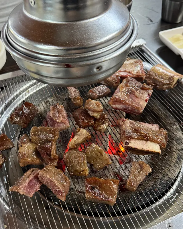 숯불에 구워 더욱 맛있는 갈비