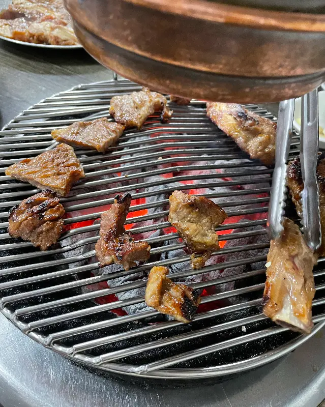 숯불 위에서 맛있게 구워지는 돼지갈비