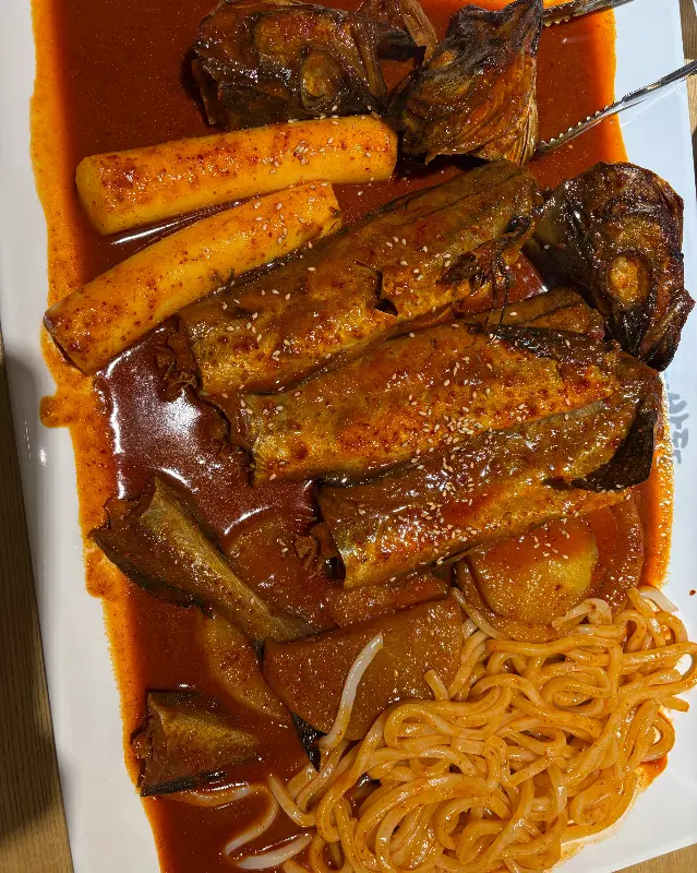 매콤한 양념에 푹 적셔진 우동사리